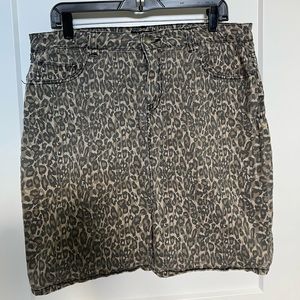 D. Jeans Cheetah print denim stretch skirt
